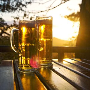 Biergläser im Abendlich, Bier